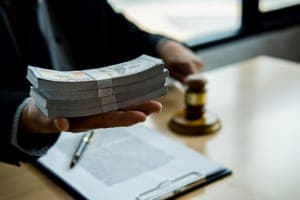 Desistência antes da contestação gera honorários por equidade sem vínculo com tabela da OAB