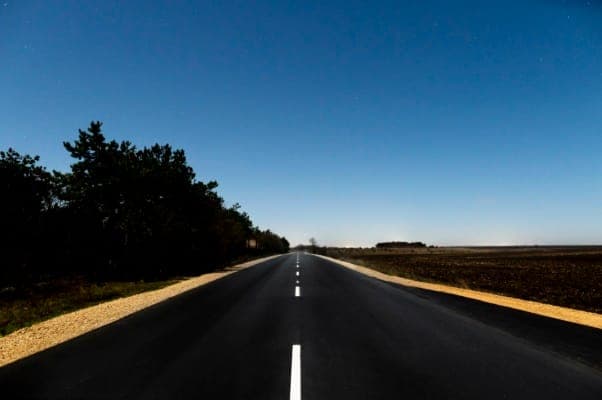 <i><em class="italic" style="white-space: pre-wrap;">Faixa de domínio de uma rodovia são os espaços da pista e suas adjacências</em></i>