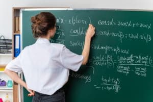 <i><em class="italic" style="white-space: pre-wrap;">Professora aposentada recebia três salários de cargos públicos ao mesmo tempo</em></i>