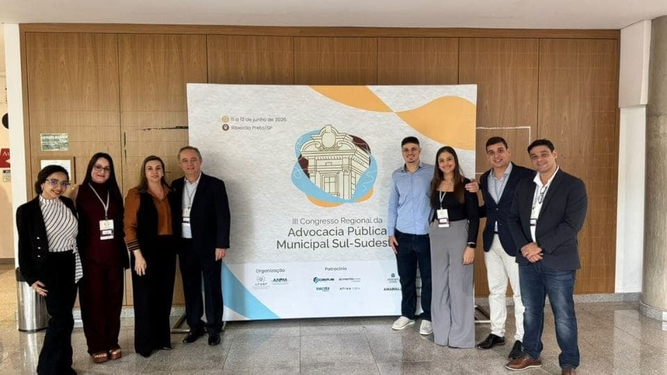 <span style="white-space: pre-wrap;">Representando a Integrativa no III Congresso Regional da Advocacia Pública Municipal Sul-Sudeste, a equipe comercial da esquerda para a direita: Yasmin, Bianca, Fabrícia, Luciano Pereira (Diretor Comercial), Nicolas, Julia, Bruno e Fernando.</span>